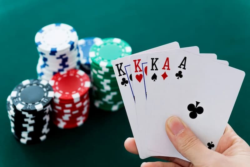 Tay chơi cá cược cần hiểu rõ luật và các loại đặt cược poker